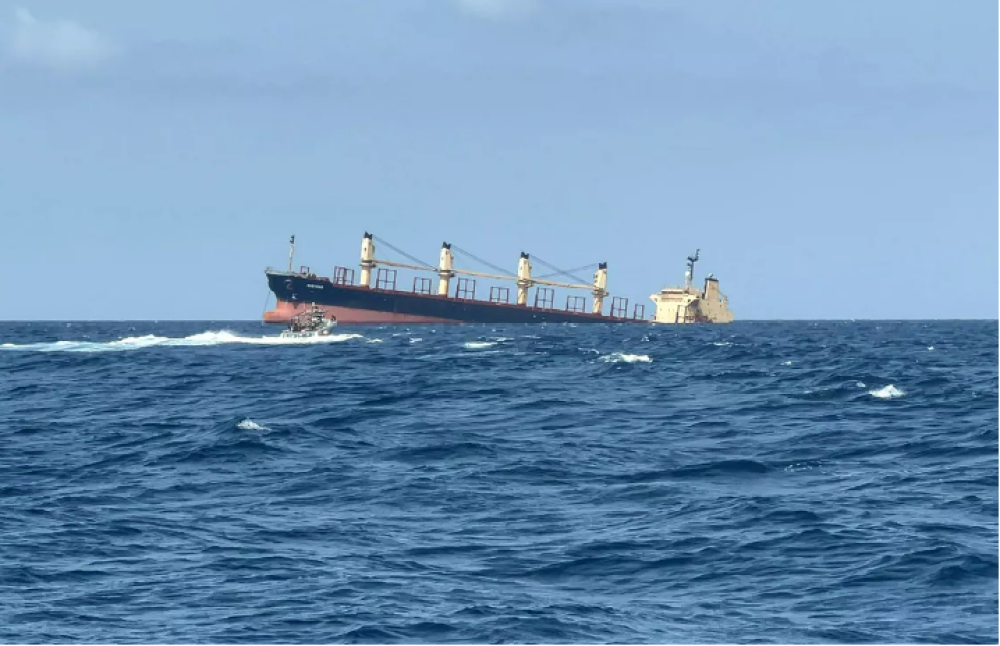 Yemen : Fears of environmental disaster rise as ship sinks after Houthi attack