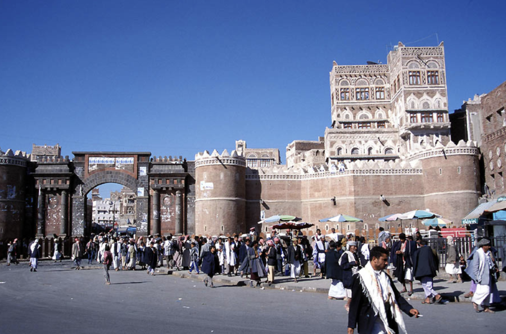 Yemeni Citizen Sets Himself on Fire in Sana’a After Houthi Forces Seize His Car